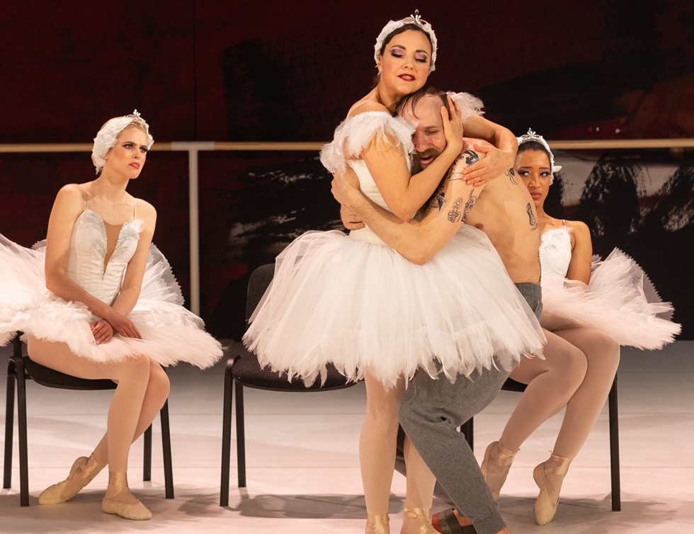 Baiba Broka – Lizaveta Jepančina Jaunā Rīgas teātra izrādē “Melnais gulbis” // Foto – Jānis Deinats