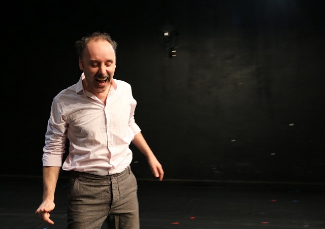 Skats no Dražena Šivaka monoizrādes “Komiskā mistērija” (rež. Lī Delongs) // Publicitātes foto