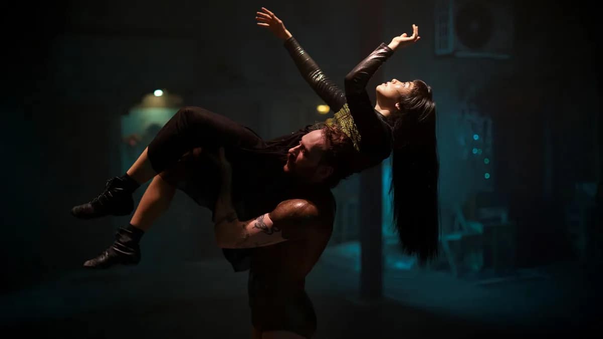 Skats no izrādes // Foto – Julian Abrams