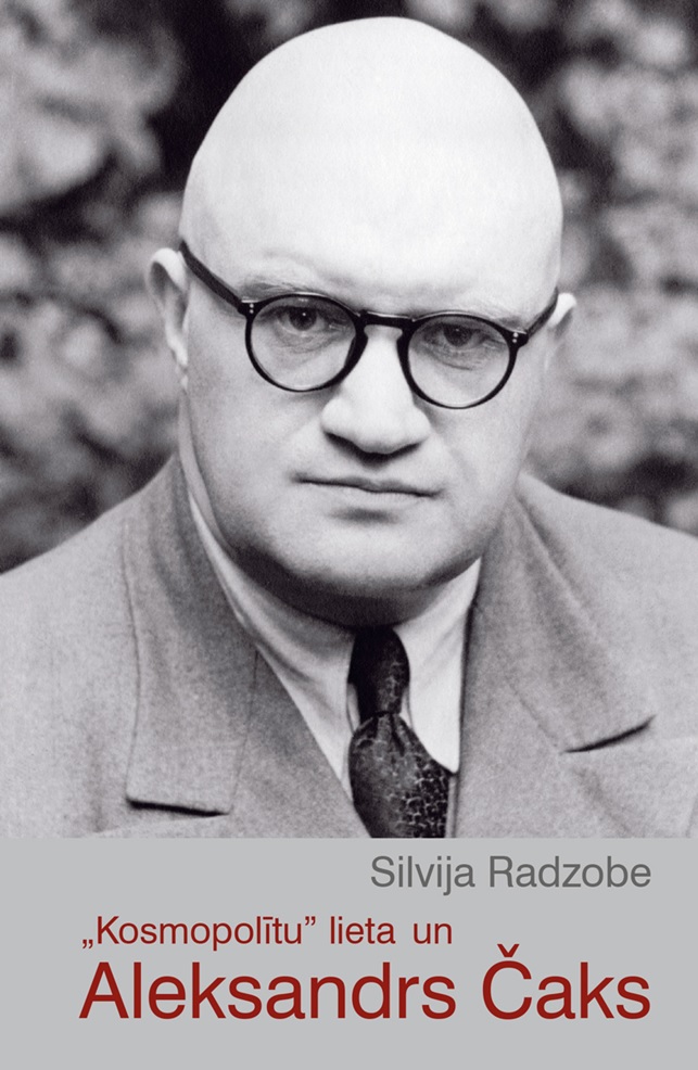 Skats no izrādes.Attēlā pa kreisi: Kapteinis - Alfrēds Rentovics, Platmale - Edgars Skuja. Attēlā pa labi: skats no izrādes 4. ainas; Krišs - Marta Šenkovska, Rūdis - Lūcija Baumane, Junga - Štams // Foto no laikraksta 
