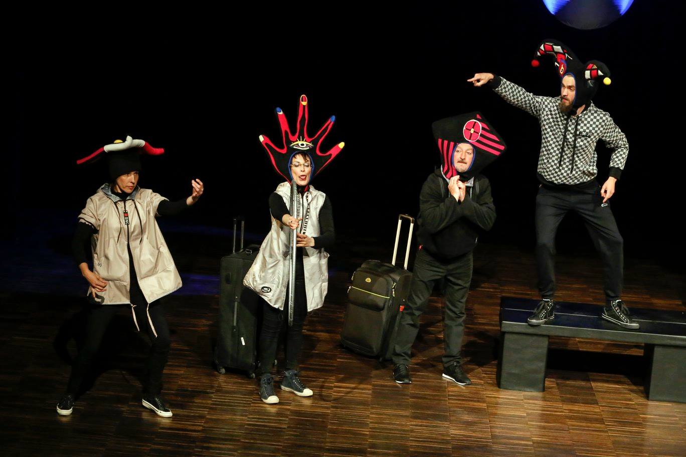 Skats no Rēzeknes Tautas teātra izrādes “Ačgārnās pasakas čemodānā” (rež. Māra Zaļaiskalns) // Publicitātes foto