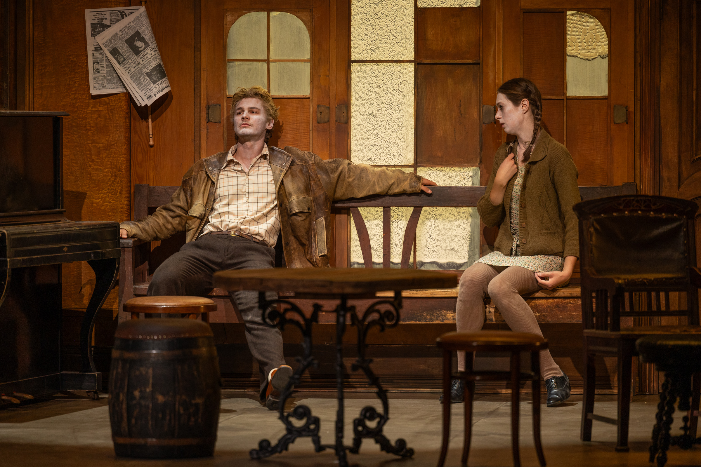 Skats no izrādes “Lai Dievs stāv tev klāt, tu, nabaga cietēj!”. Pīters Mūnijs – Toms Harjo, Širlija – Evelīna Priede // Foto – Jānis Deinats