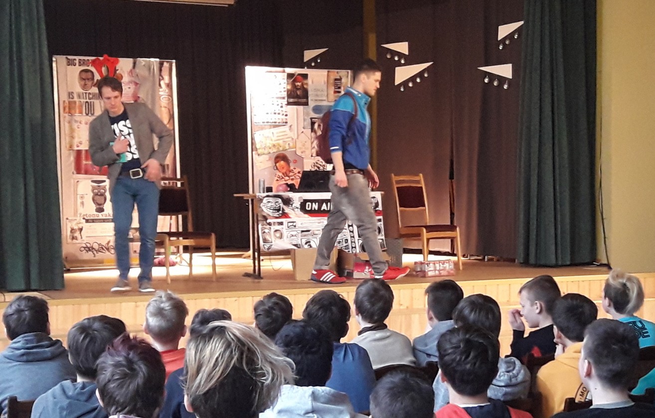 Skats no Goda teātra izrādes “Čomiņi” (rež. Leons Leščinskis, 2017) // Publicitātes foto