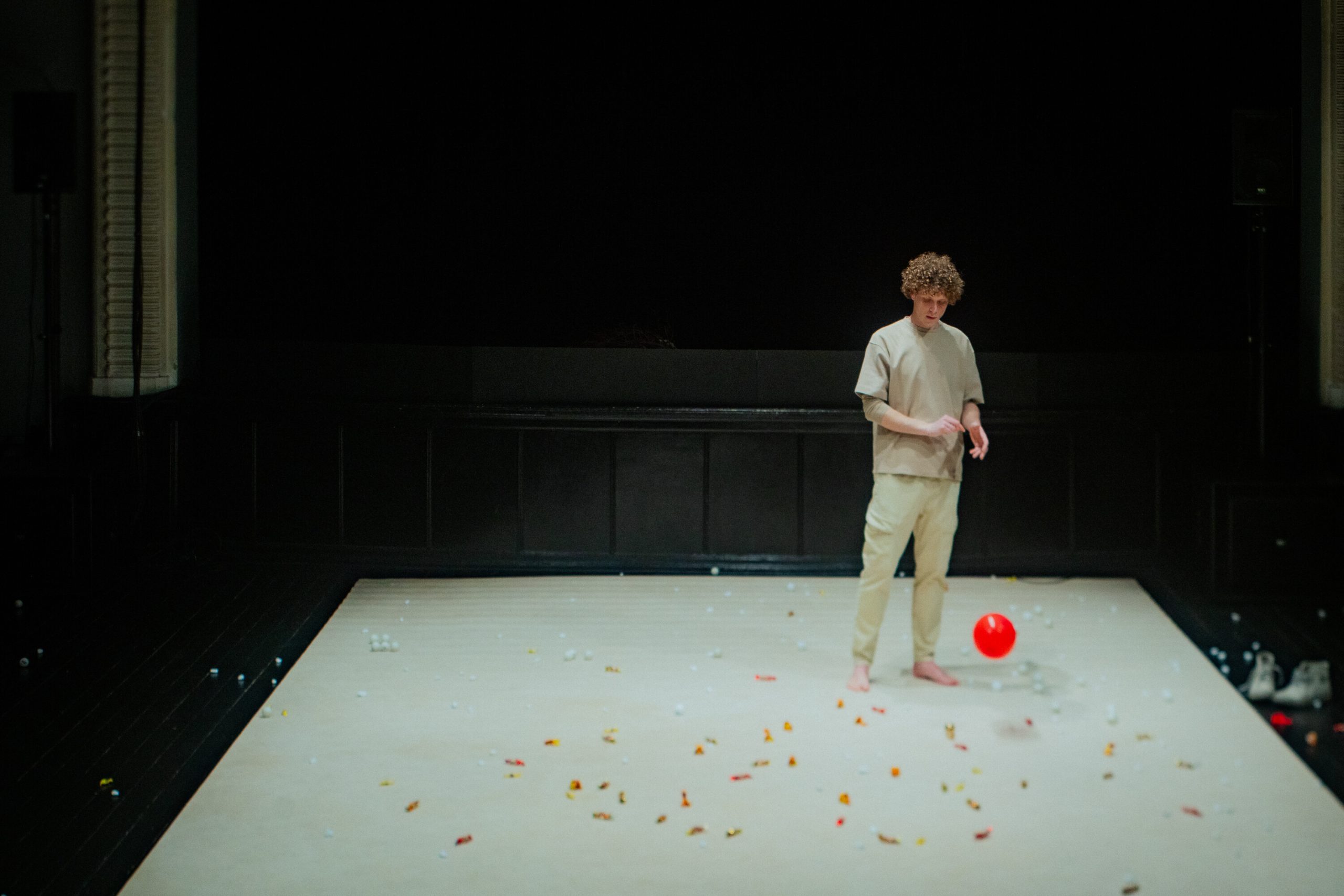 Skats no Artūra Čukura monoizrādes 