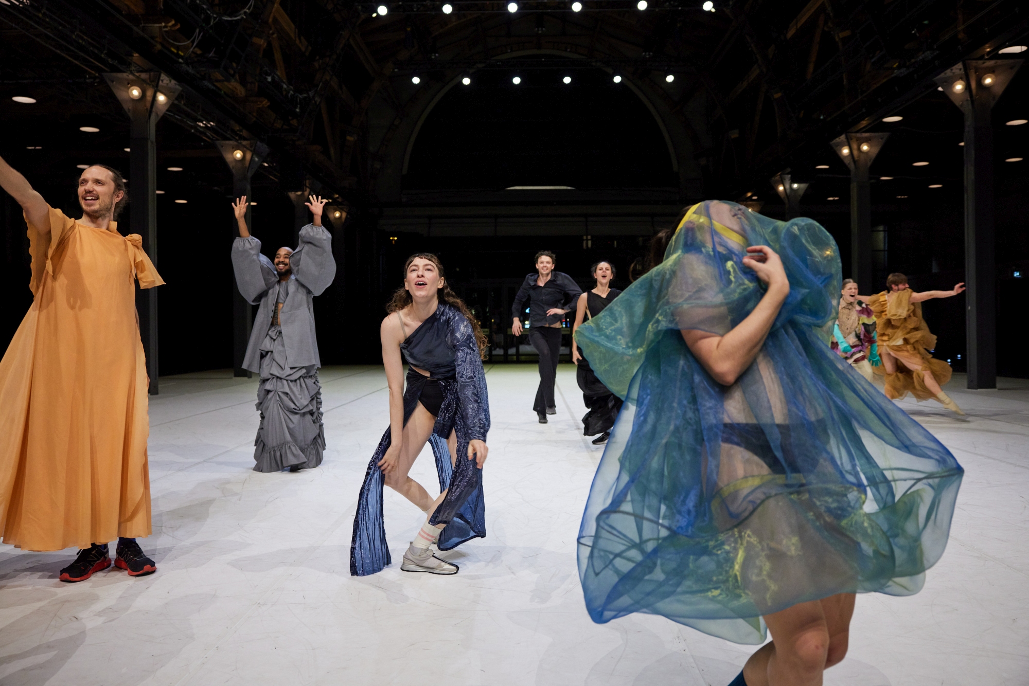 Skats no Drēzdenes Frankfurtes dejas kompānijas dejas izrādes “À la carte” (hor. Joanniss Mandafuniss) // Foto – Dominik Mentzos 