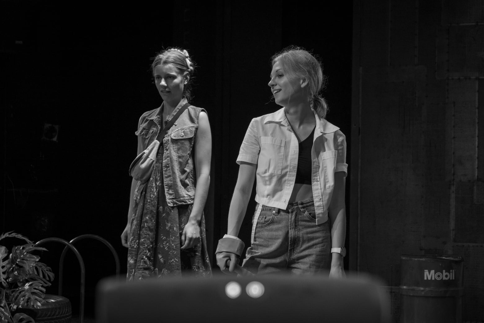 No kreisās: Lūcija – Agnija Dreimane, Marija – Madara Viļčuka // Foto – Armands Kaušelis