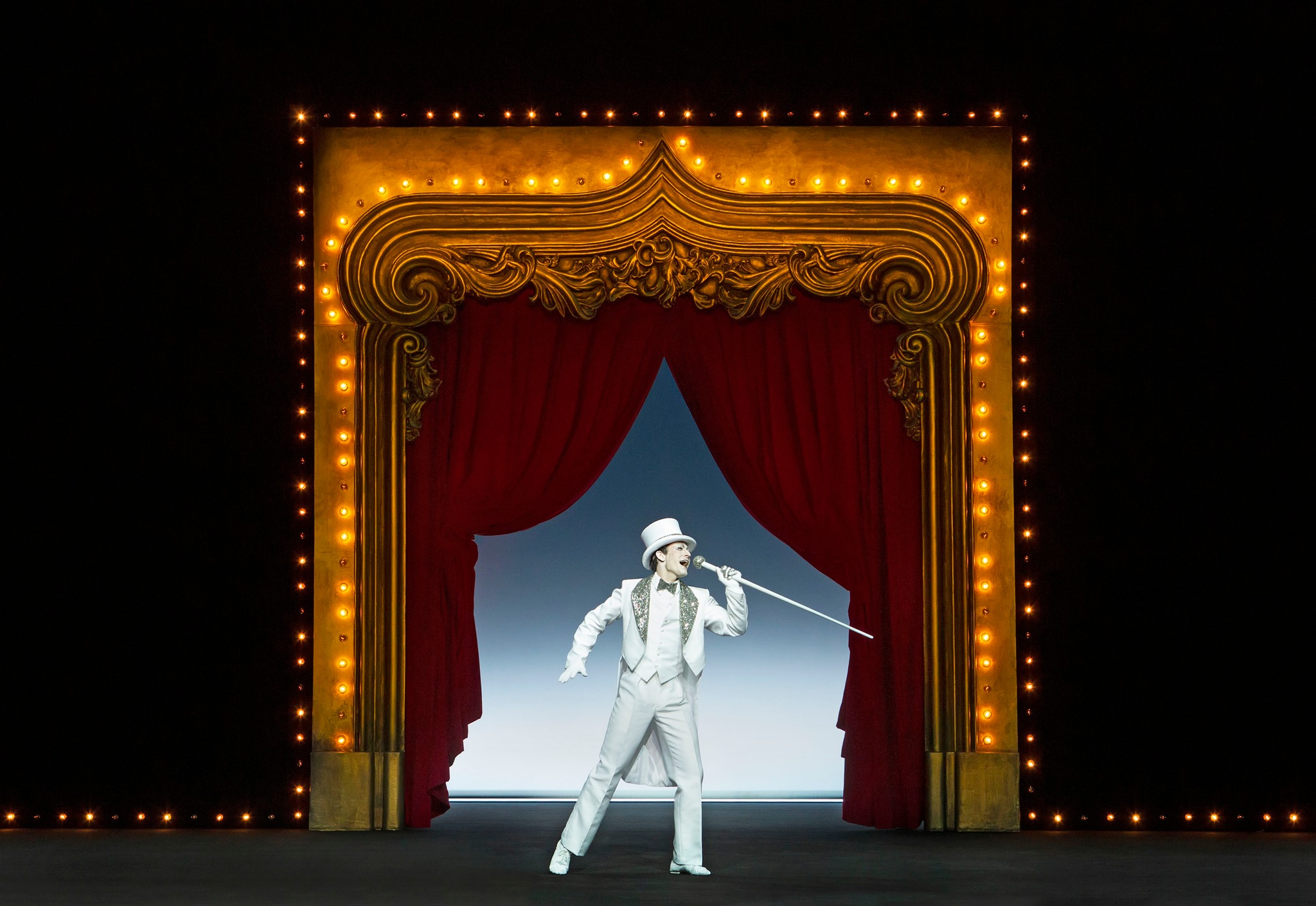 Skats no Kauņas Nacionālā drāmas teātra izrādes 