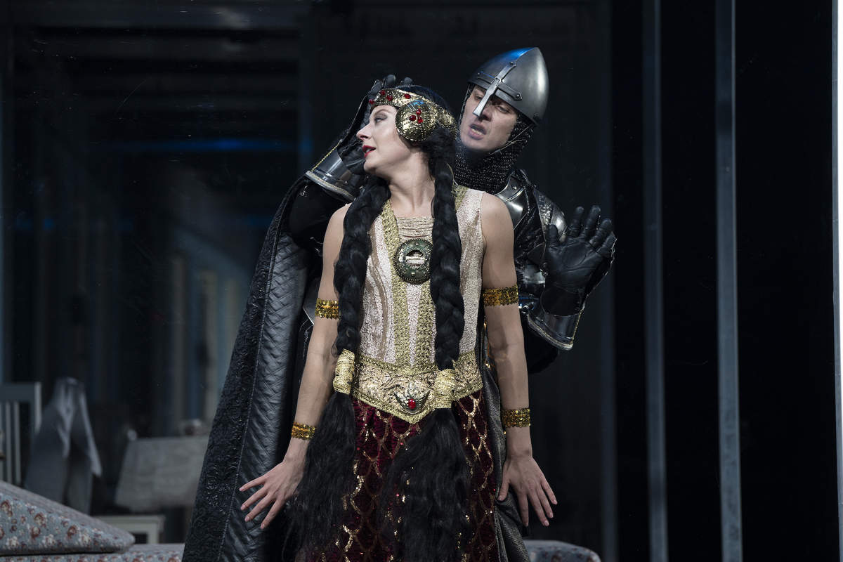 Dedze – Katrīna Griga, Melnais Bruņinieks – Mārtiņš Meiers // Foto – Marko Rass