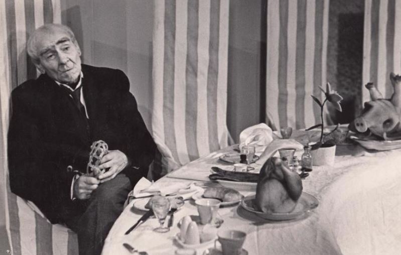 Ēvalds Valters Kurlā večuka lomā Juhana Smūla lugas “Pulkveža atraitne jeb Ārsti nezina nekā” (1965) iestudējumā // Publicitātes foto