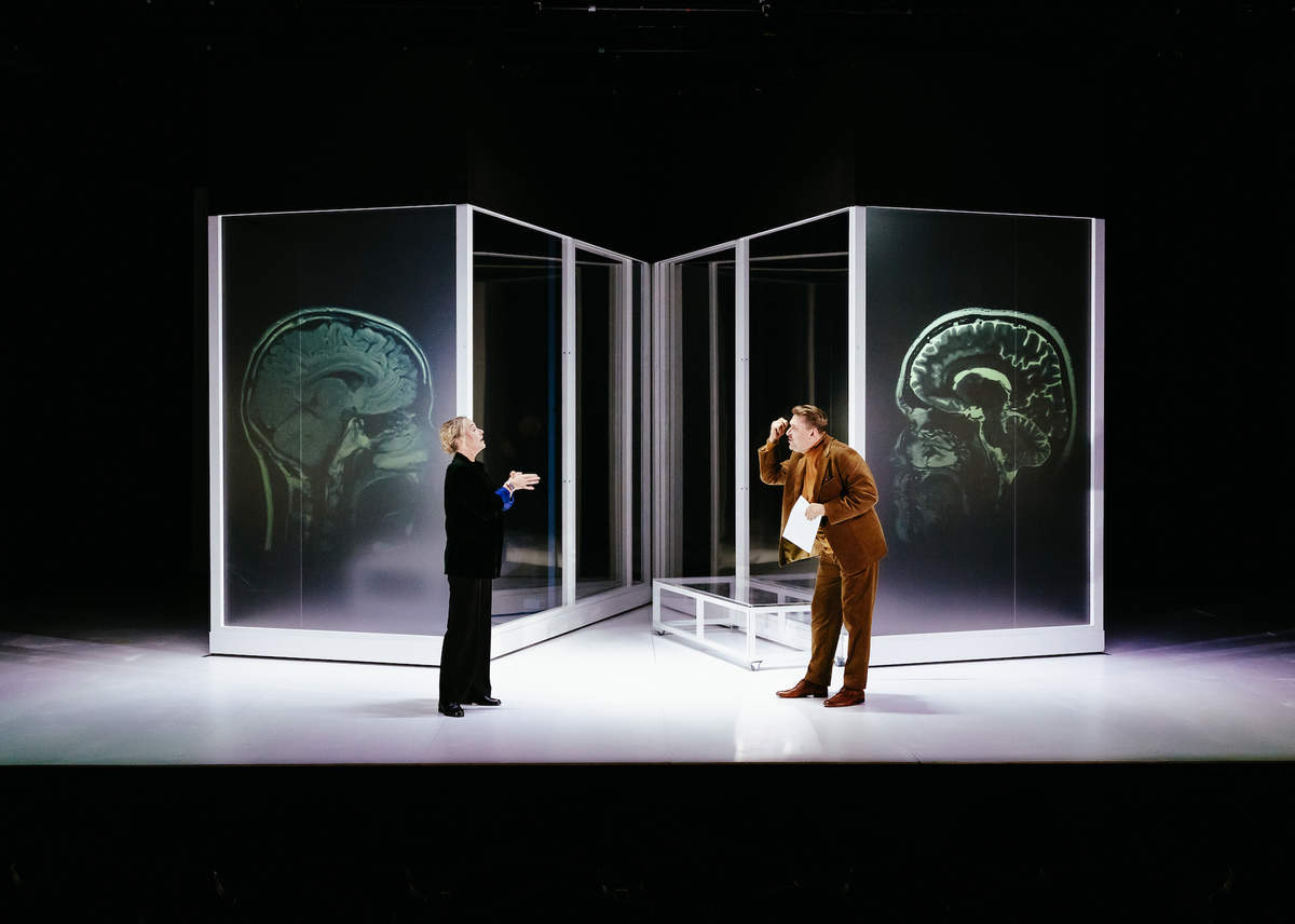 Dr. Laura Tērauda – Kristīne Nevarauska, Dr. Roberts Sīlis – Imants Strads // Foto – Jānis Deinats