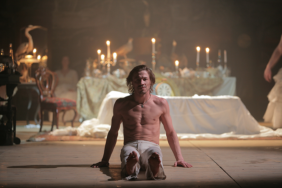 Aktieris Egons Dombrovskis izrādē “CV (Tēvocis Vaņa)” // Foto – publicitātes foto