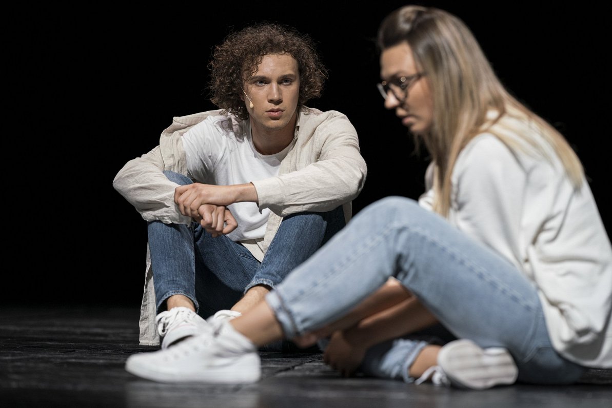 Skats no izrādes. Lomās: Kārlis Arnolds Avots un Anete Krasovska // Foto – Mārcis Baltskars