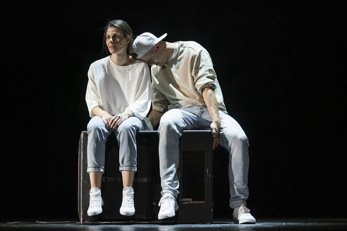 Skats no izrādes. Lomās: Ieva Segliņa un Gints Andžāns // Foto – Mārcis Baltskars