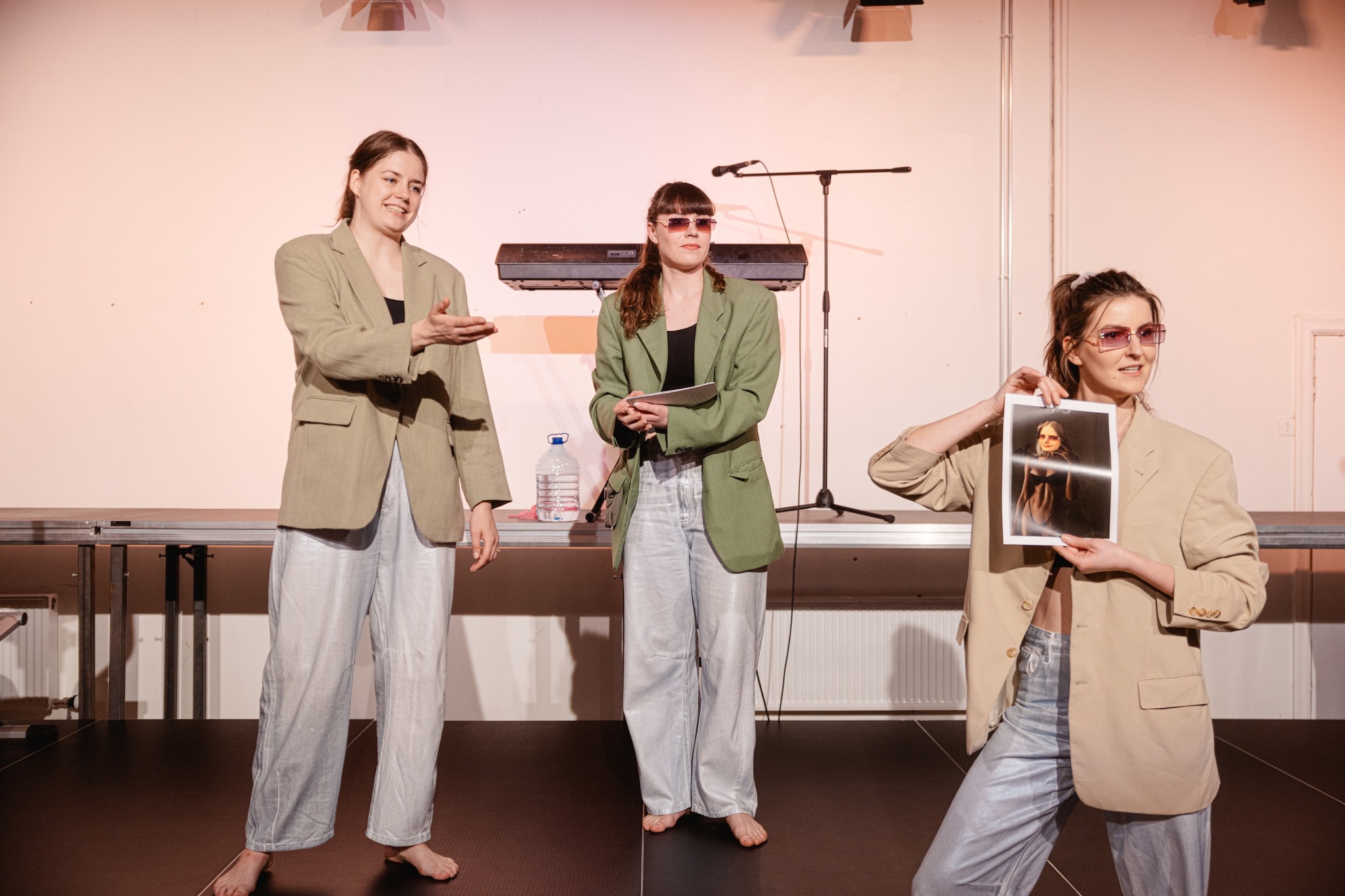 Skats no DDT izrādes 