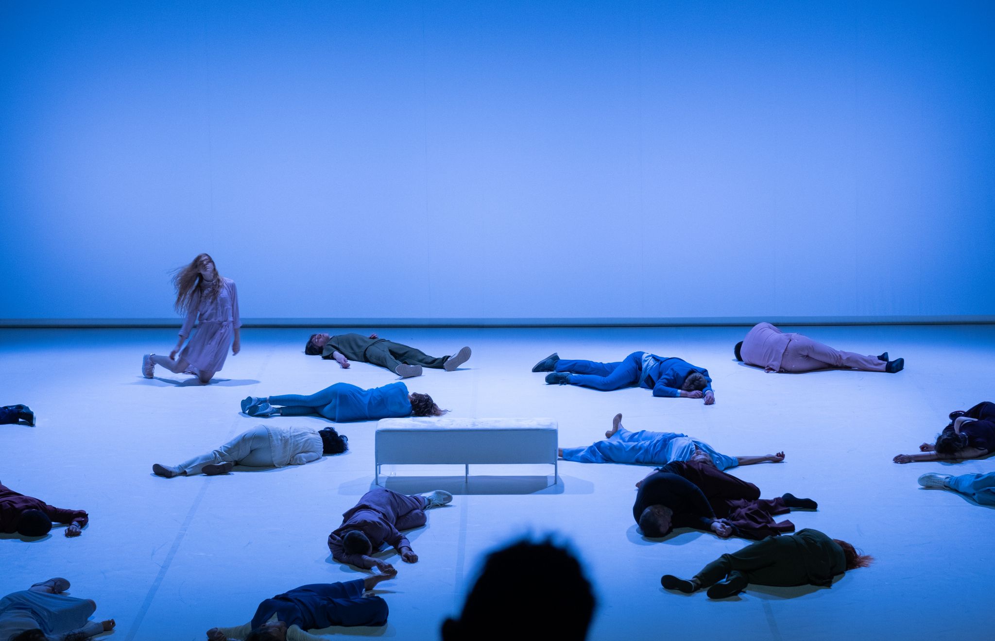 Skats no Opoles teātra izrādes “Īpaši slepens pētījums. Jauna konstruktīvā ētika” (rež. Norberts Rakovskis) // Foto – Edgar de Poray