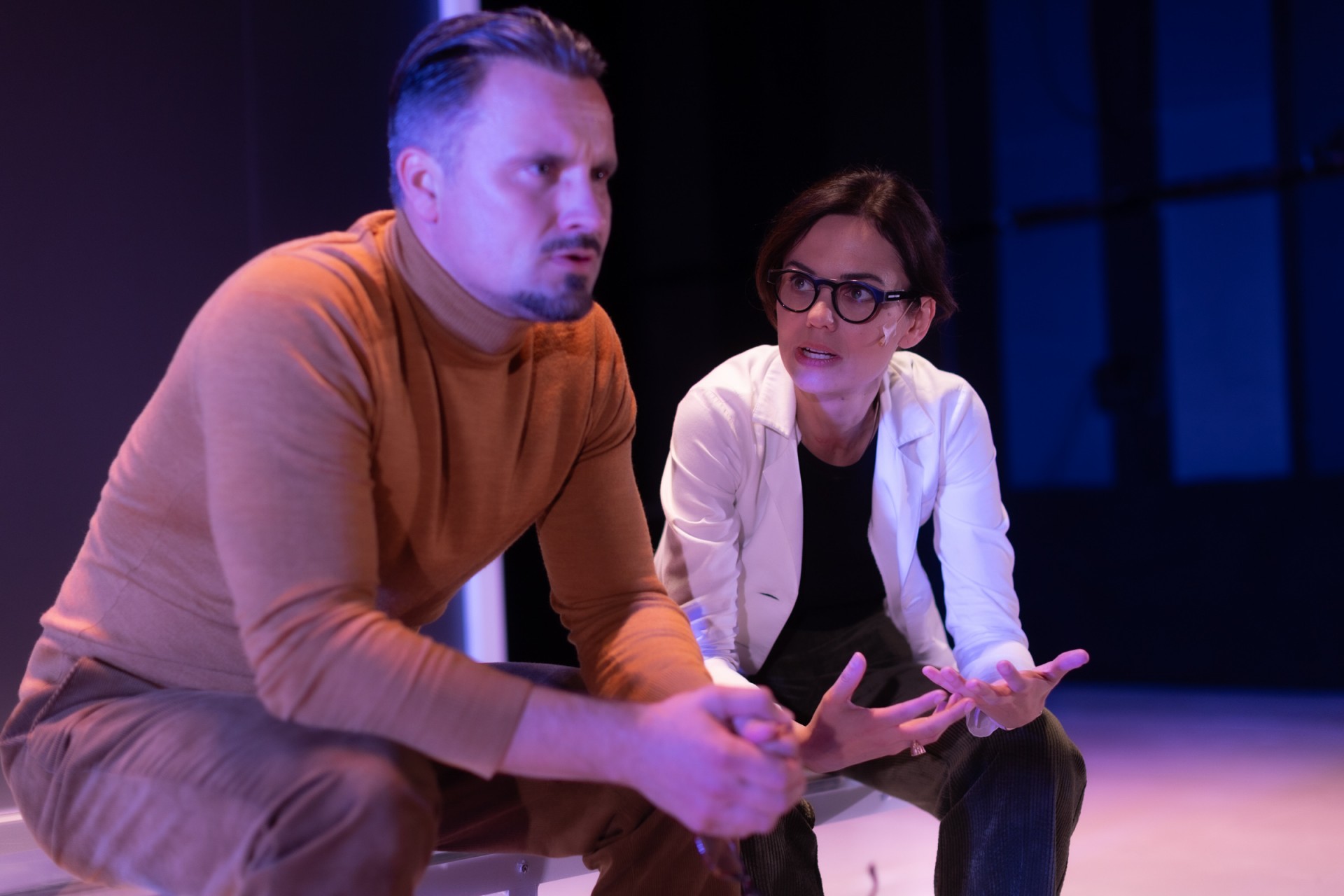 Dr. Roberts Sīlis – Andris Bulis, Dr. Laura Tērauda – Dārta Daneviča // Foto – Jānis Deinats