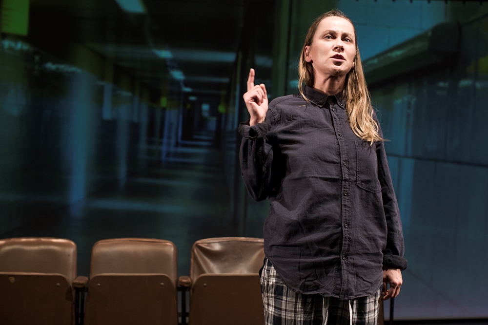 Rēzija Kalniņa izrādē 