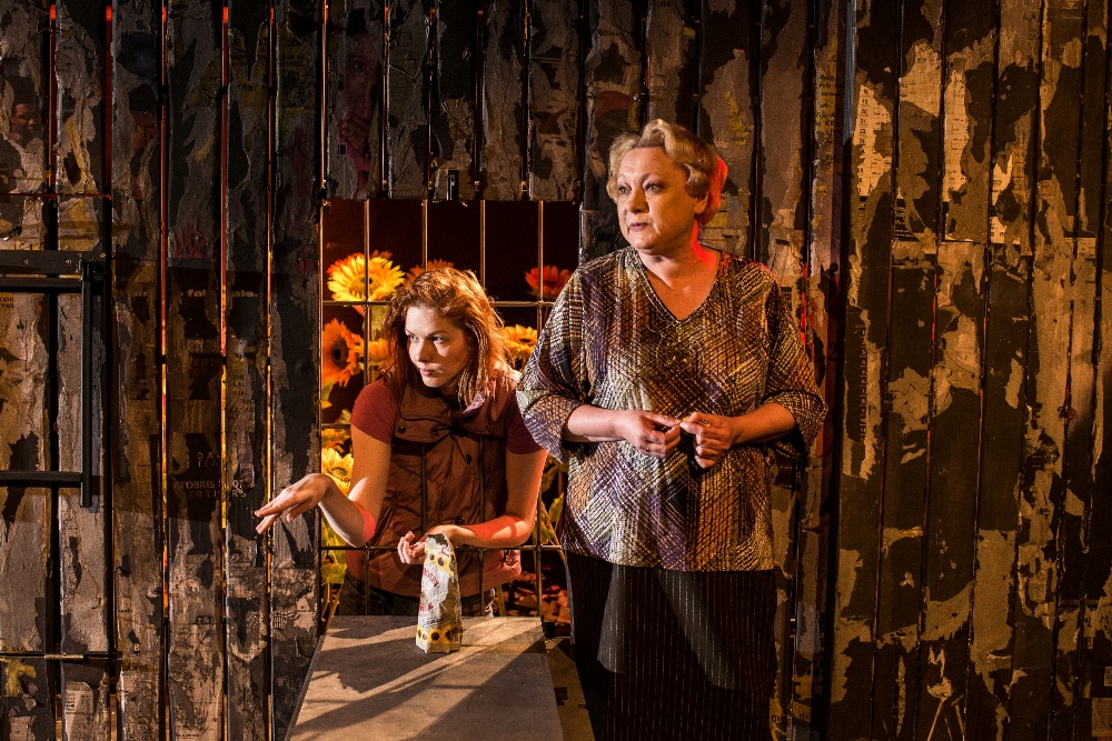 Oksana – Inita Dzelme, Mamma  – Indra Briķe // Foto – Jānis Deinats