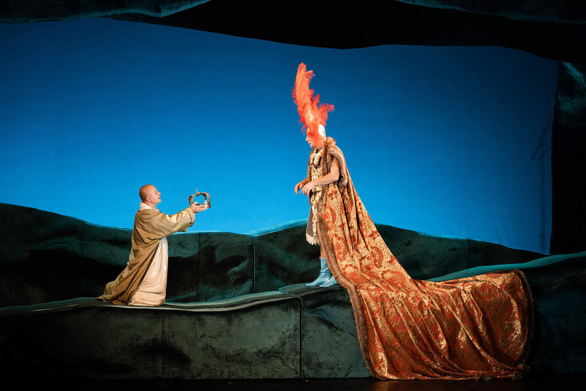 Filips V – Ģirts Ķesteris, Farinelli – Artūrs Skrastiņš // Foto – Mārcis Baltskars