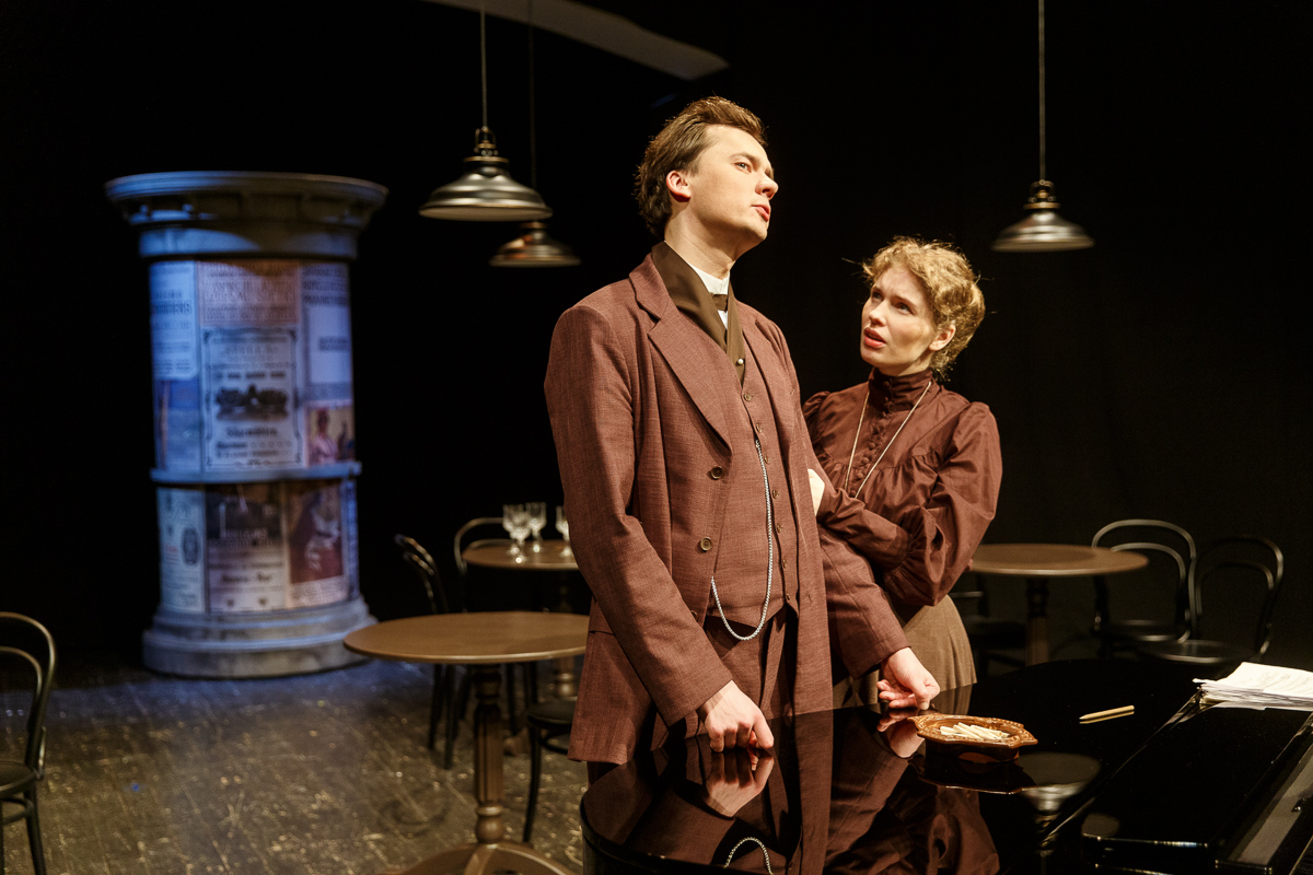 Mārtiņš Meiers un Elīna Hanzena VDT izrādē 