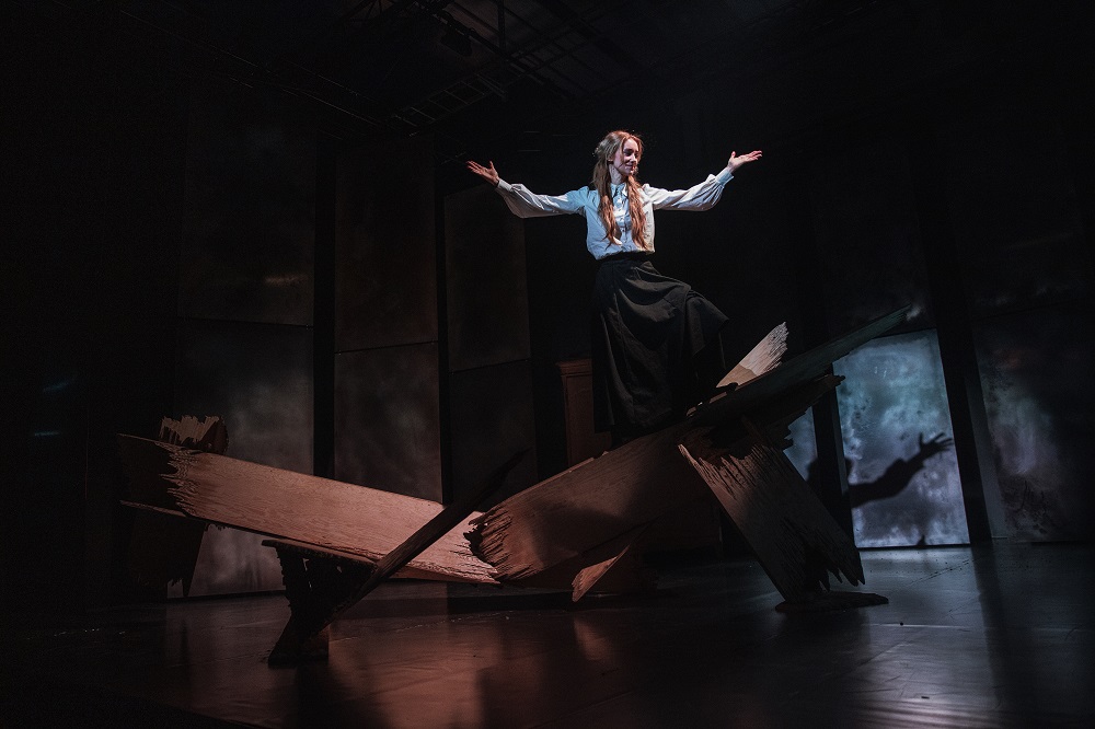 Aktrise Klinta Reinholde izrādē 