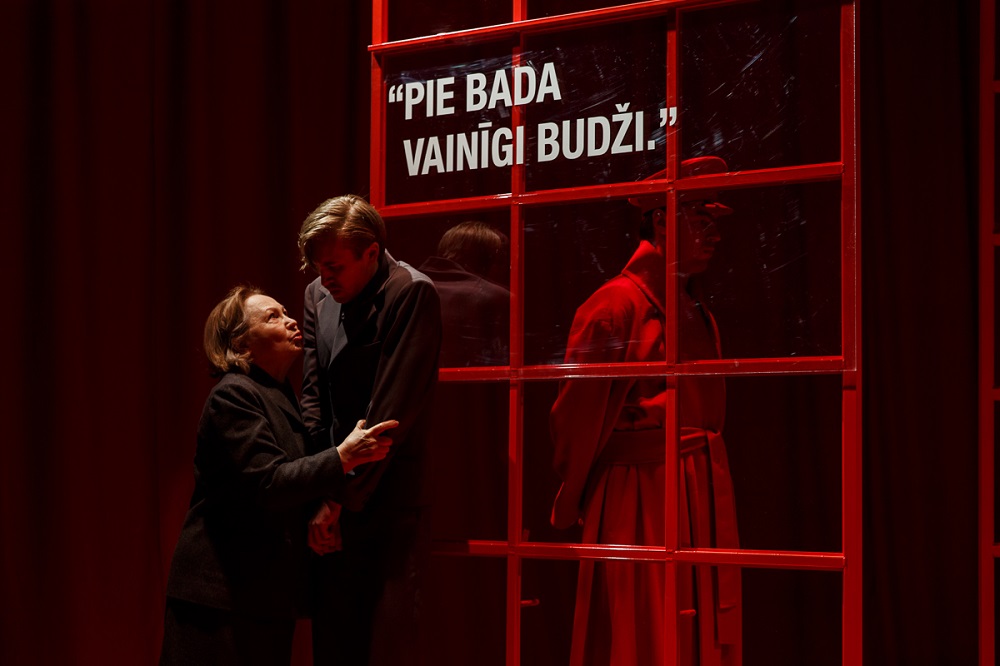 Aktrise Skaidrīte Putniņa izrādē 