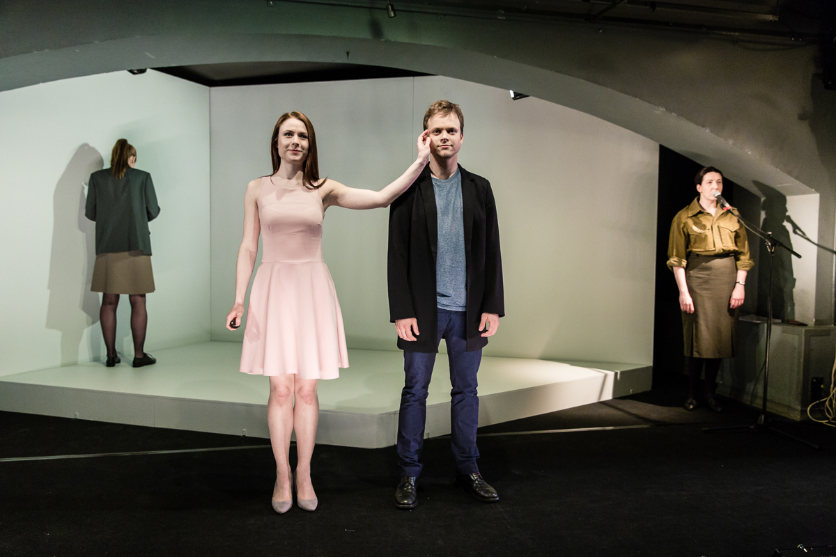 Antigone – Maija Doveika, Ismene – Sanita Pušpure, Hemons – Uldis Siliņš, Koris – Marija Bērziņa // Foto – Matīss Markovskis