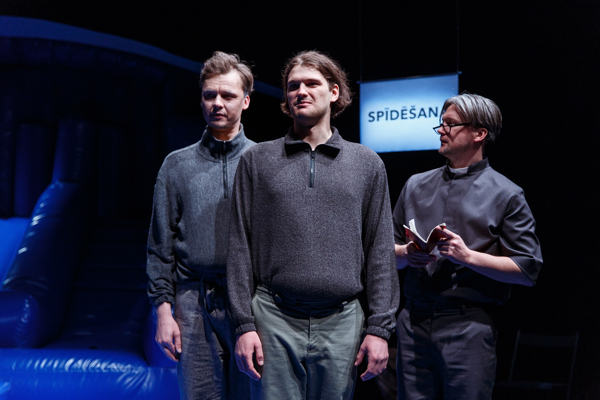 Kalle – Mārtiņš Meiers, Oskars – Meinards Liepiņš, mācītājs Arvīds – Aigars Apinis // Foto – Matīss Markovskis