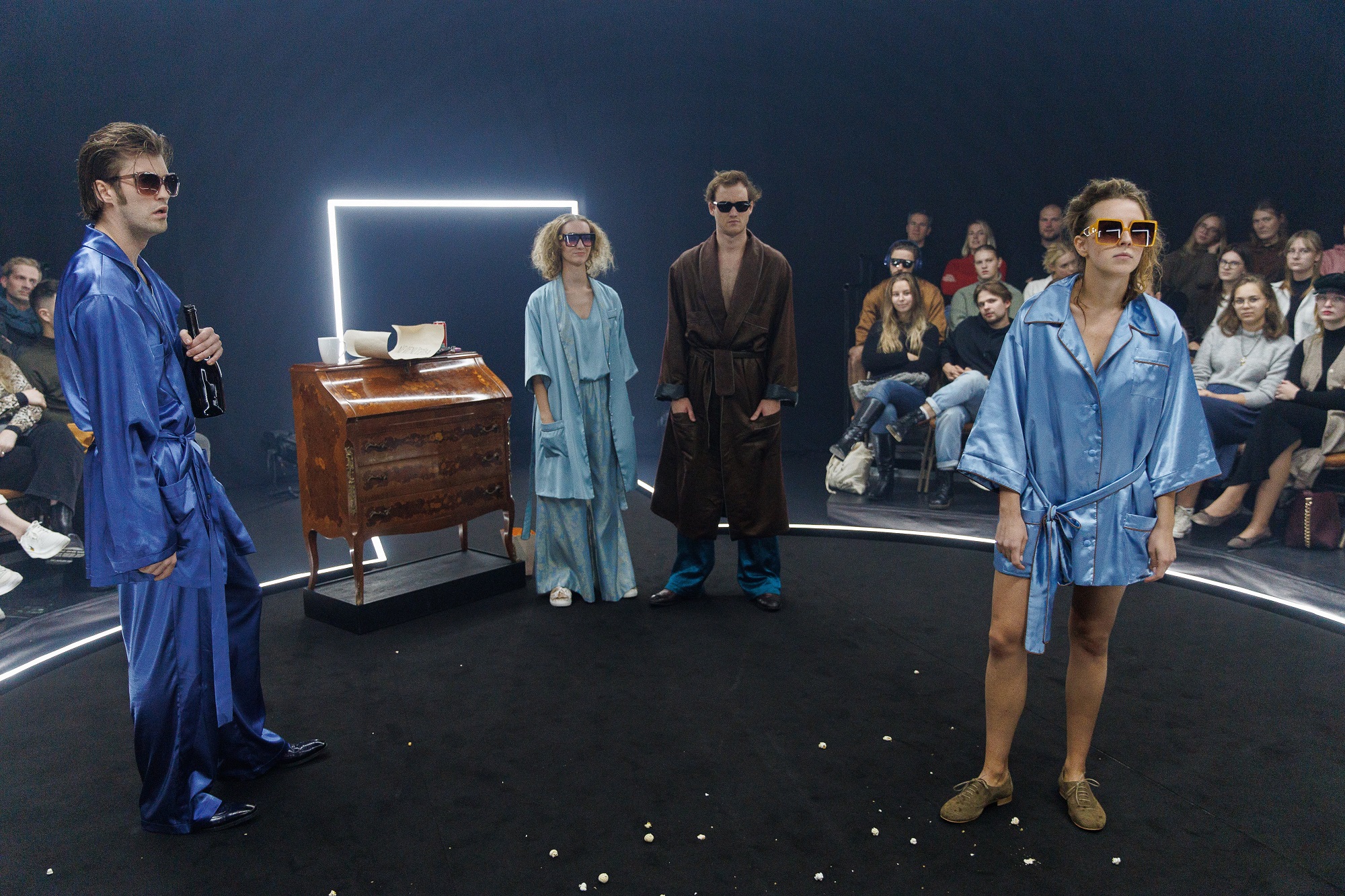 No kreisās: Aleksejs Kirilovs – Aksels Aizkalns, Elizabete Tušina – Klinta Reinholde, Nikolajs Stavrogins – Krišjānis Strods, Darja Šatova – Ieva Estere Barkāne  // Foto – Matīss Markovskis// Foto – Matīss Markovskis