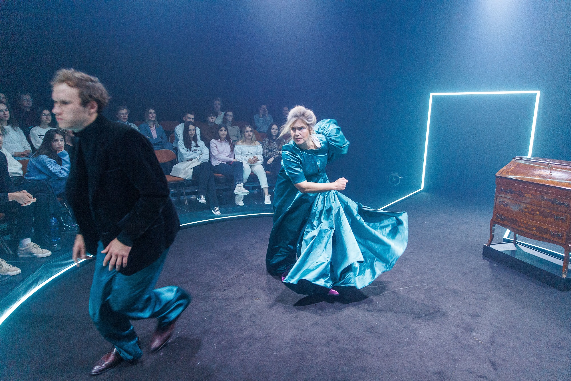 Nikolajs Stavrogins – Krišjānis Strods, Varvara Stavrogina – Elīna Vāne // Foto – Matīss Markovskis