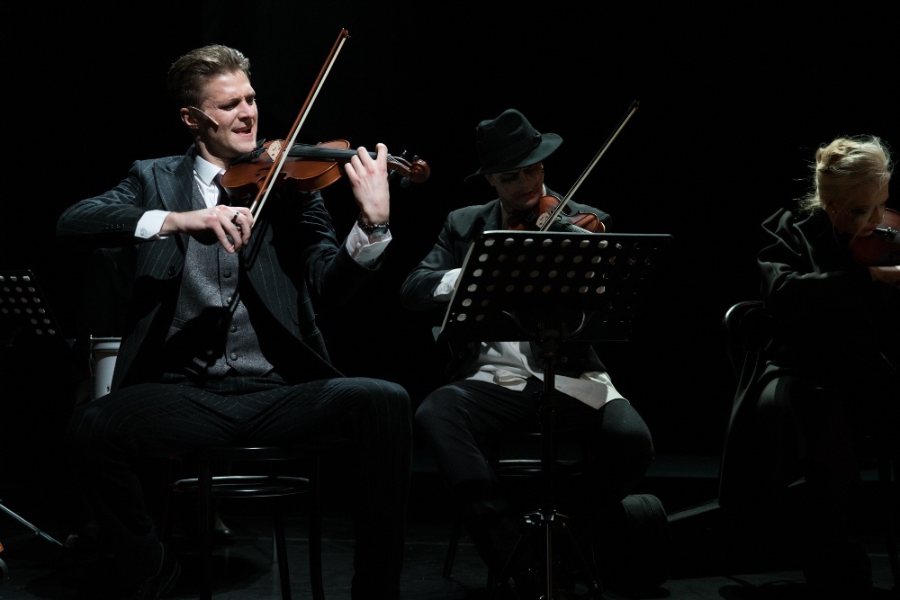 Skats no Dailes teātra izrādes 