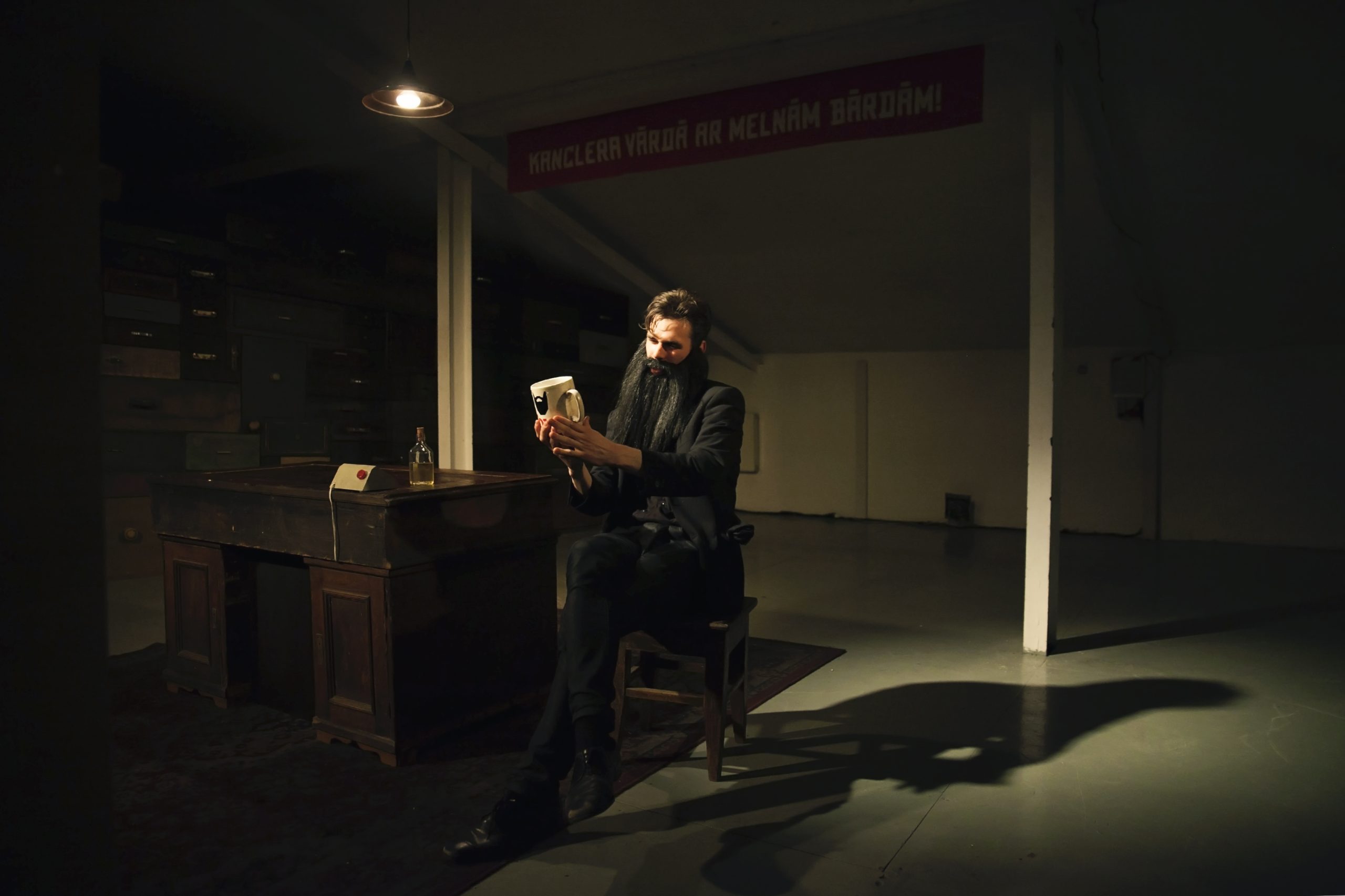 Kārlis Tols izrādē 