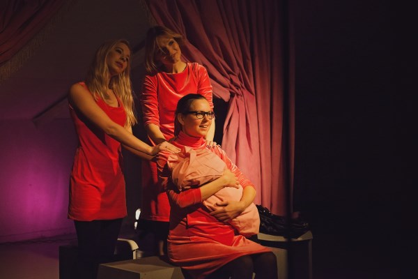Mīļākā – Marija Linarte, Sieva – Anna Putniņa, Feministe – Inga Tropa // Foto – Inga Plūme