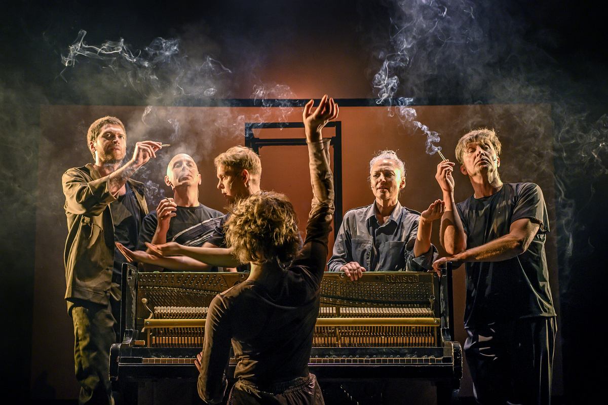 Skats no Lietuvas Nacionālā Drāmas teātra izrādes “Metamorfozes” (rež. Olivers Frljičs) // Foto – Dmitrij Matvejev