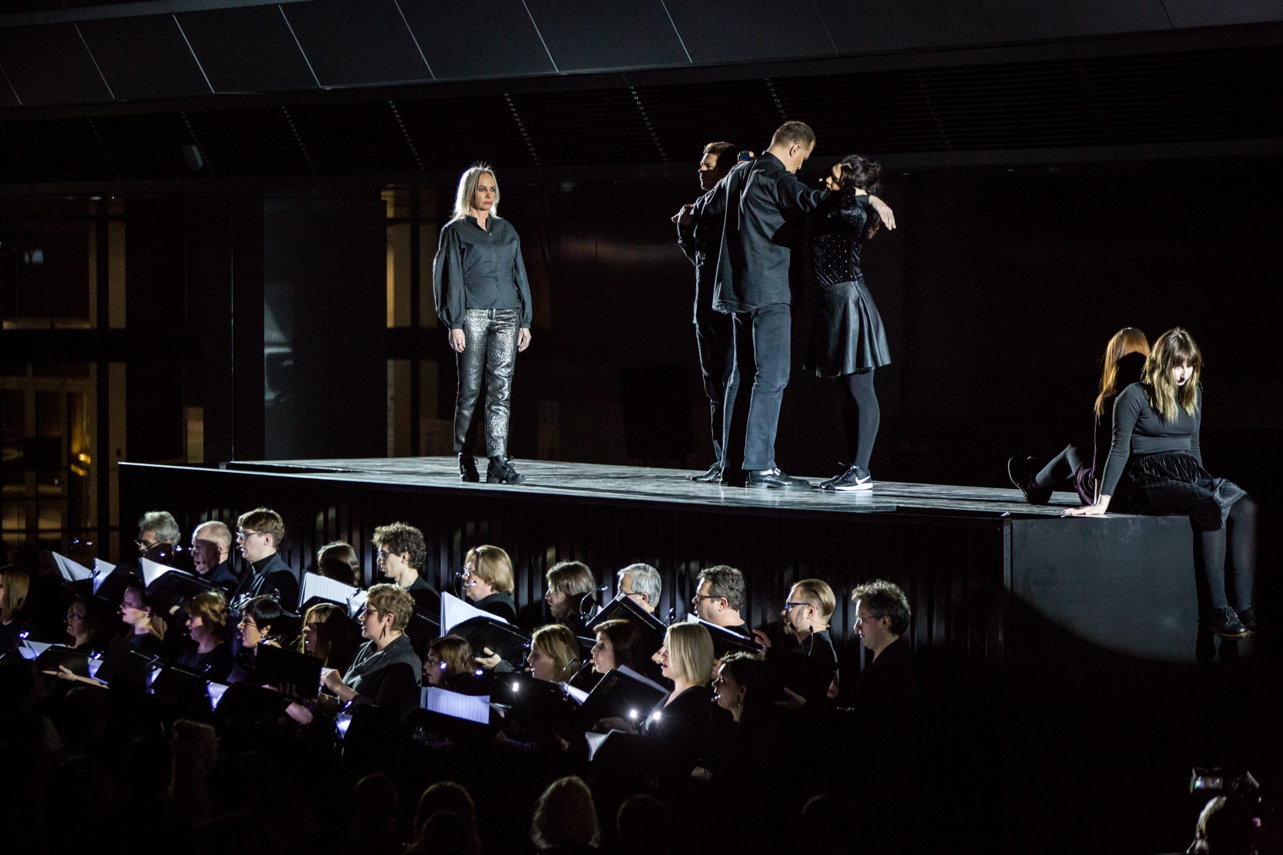 Skats no izrādes “Gaismas raksti” // Foto – Kaspars Balamovskis