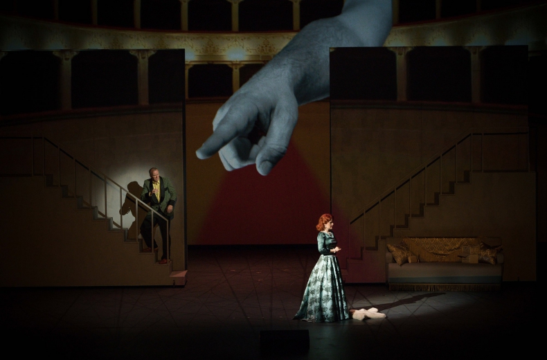 Oriģinālas attēlu kolāžas ir viena no Džordžo Barberio Korseti  režijas rokraksta raksturīgajām īpatnībām. 