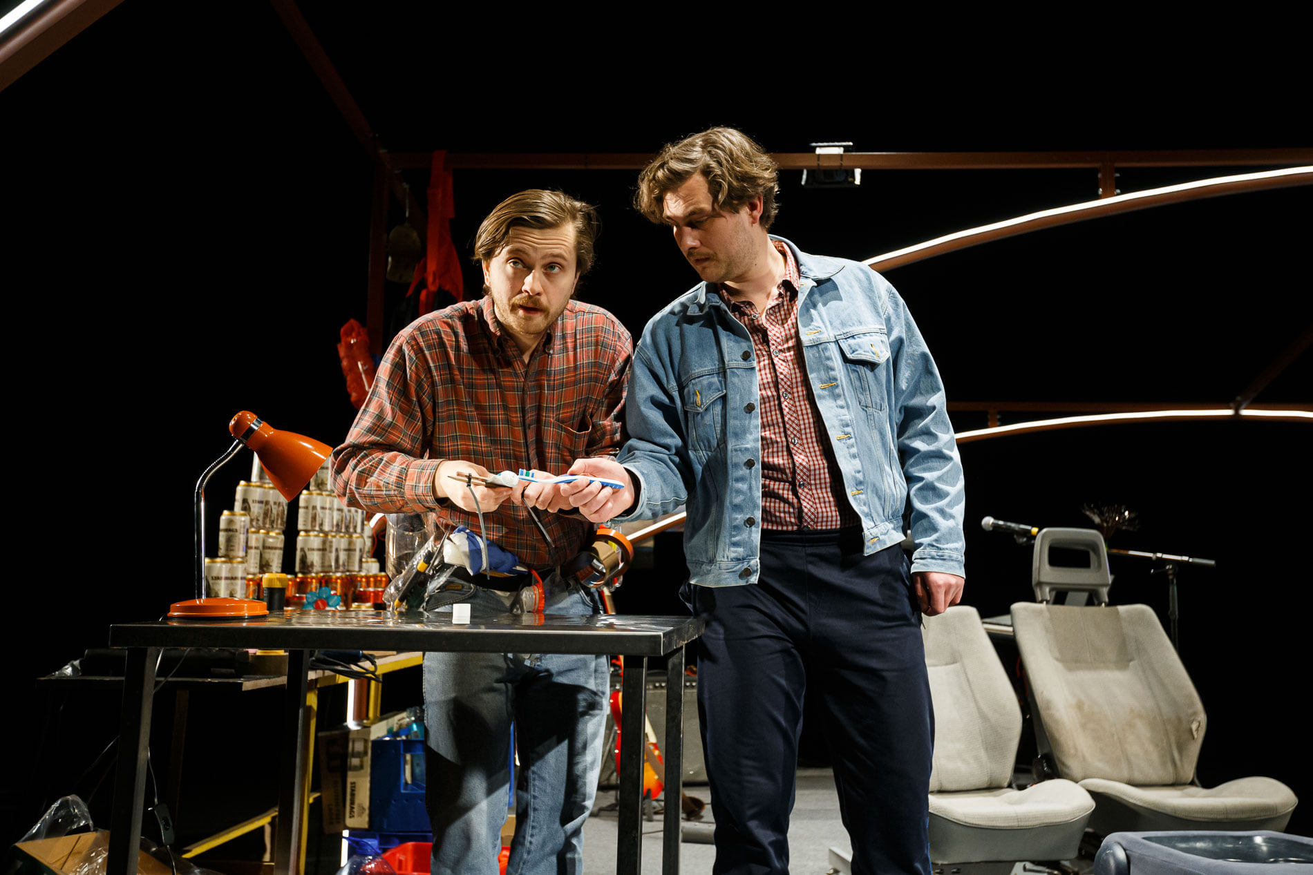 Agris Krapivņickis un Matīss Budovskis izrādē 