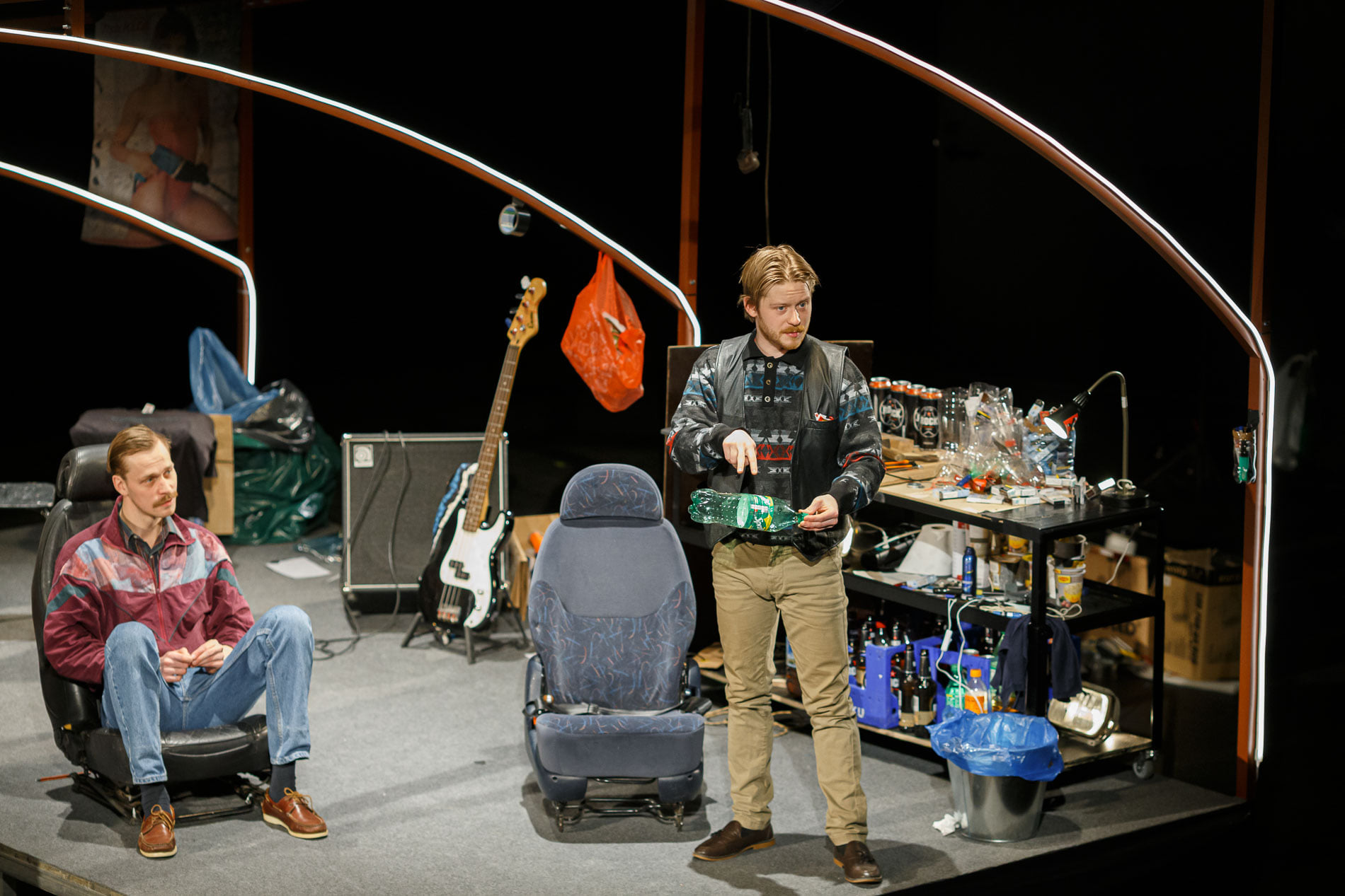 Simeoni Sundja un Karls Roberts Sāremē izrādē 