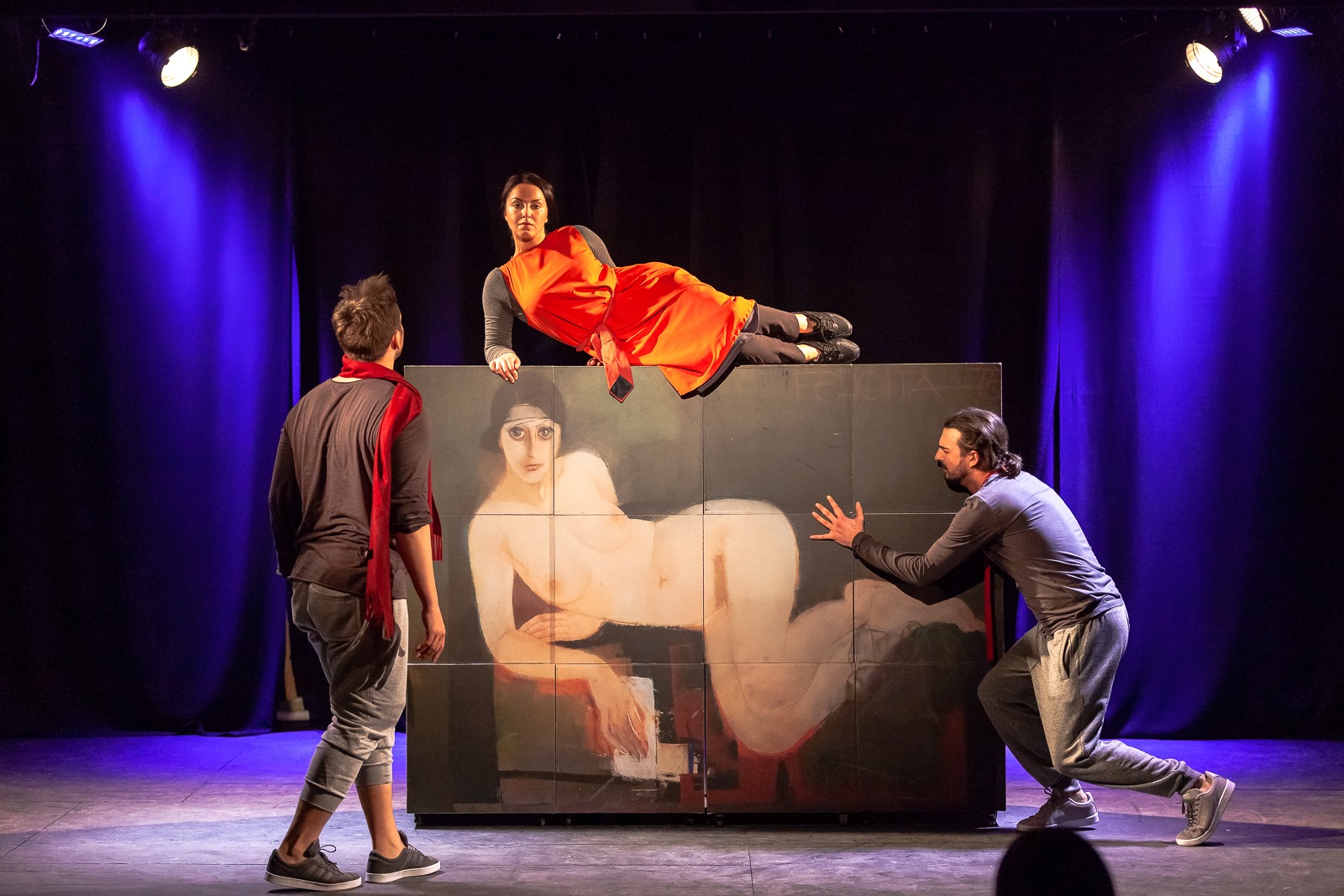 Skats no izrādes “Gleznas ārpus rāmjiem” (rež. Viesturs Roziņš, Mūzikas un mākslas atbalsta fonds, 2019) // Publicitātes foto