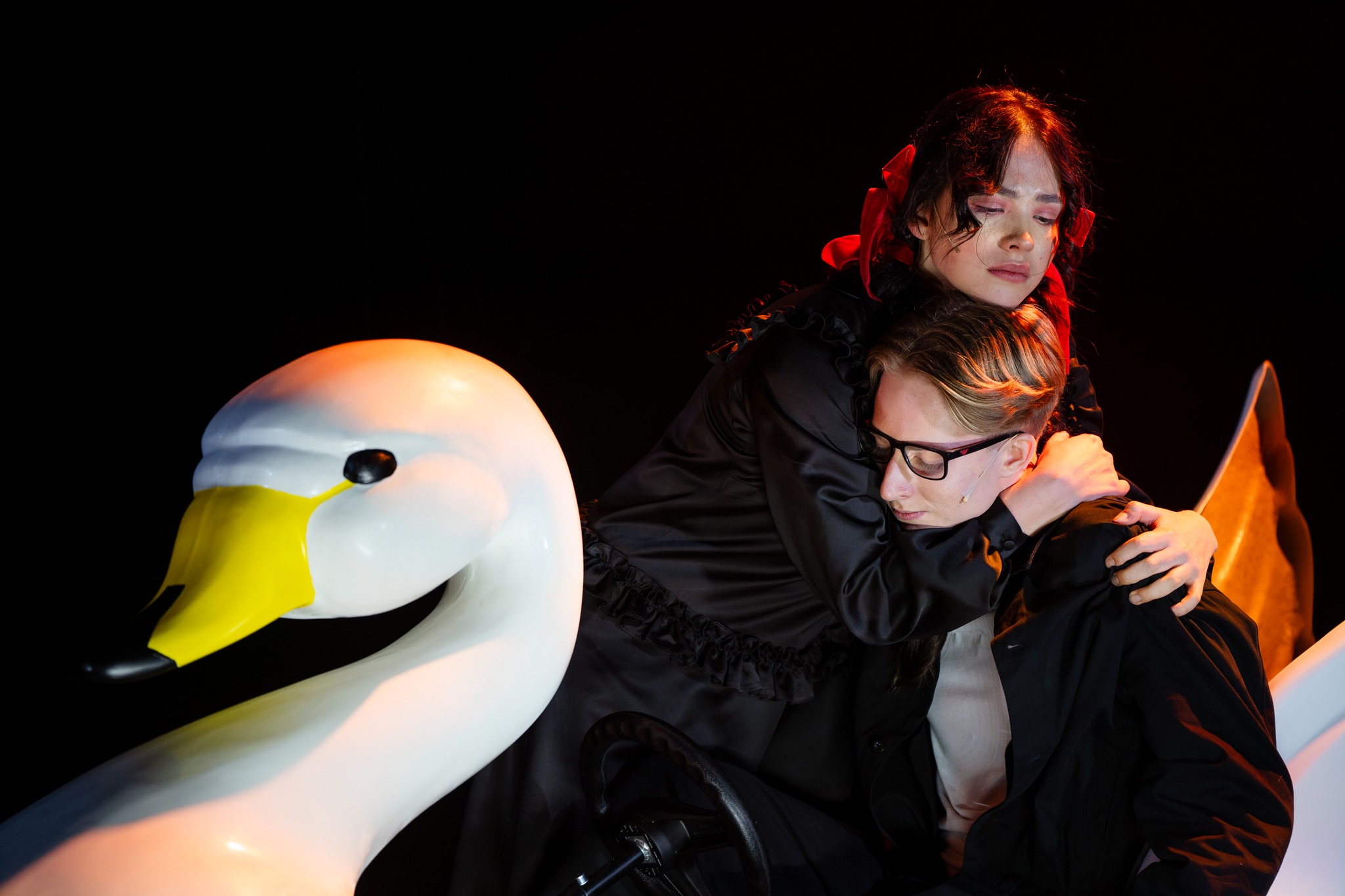 Elīza – Katrīna Altenburga, Jaunākais brālis – Eduards Rediko // Foto – Marko Rass 