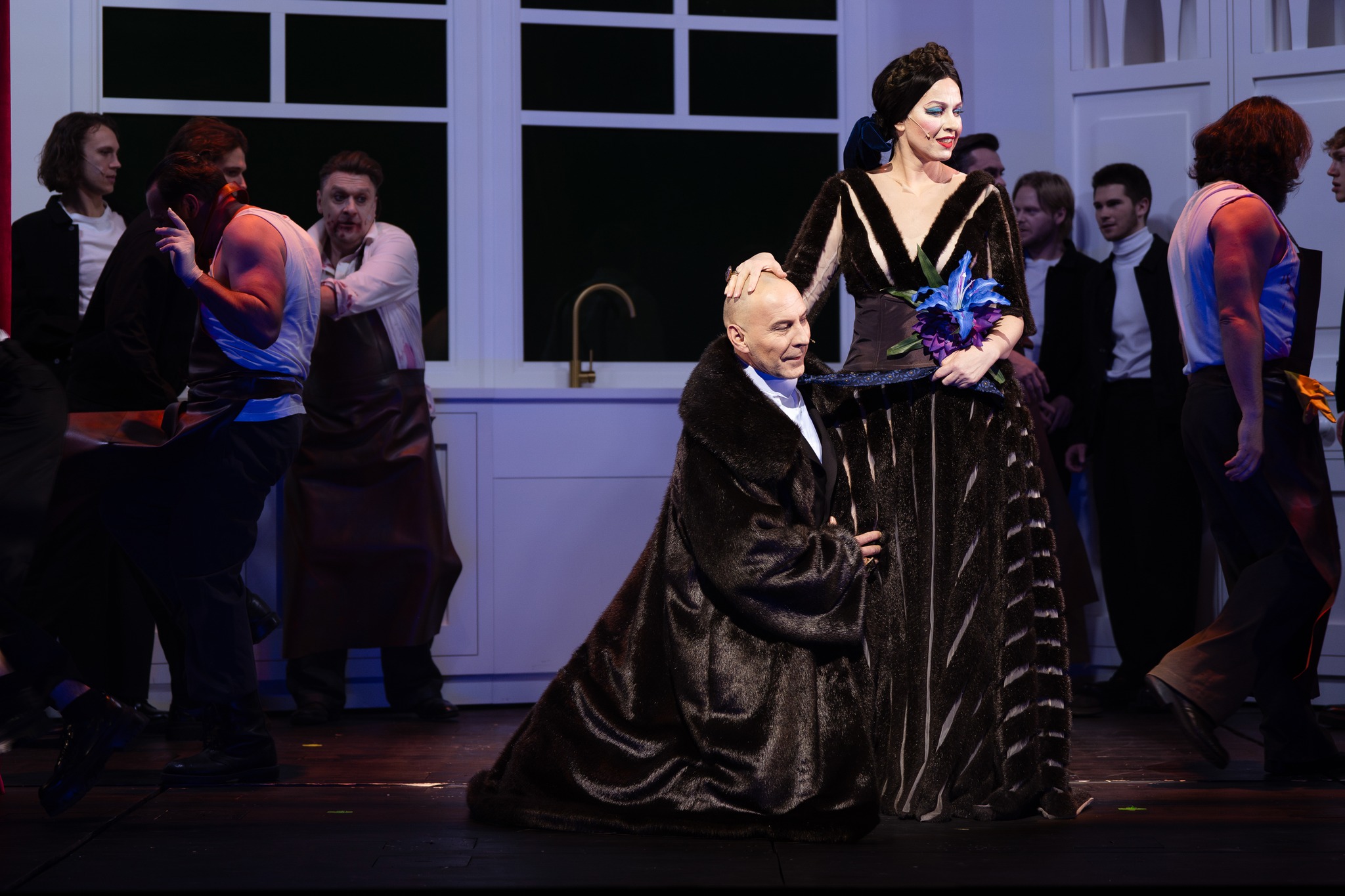 Ķēniņš – Dainis Gaidelis, Jaunā ķēniņiene – Ērika Eglija-Grāvele // Foto – Marko Rass 