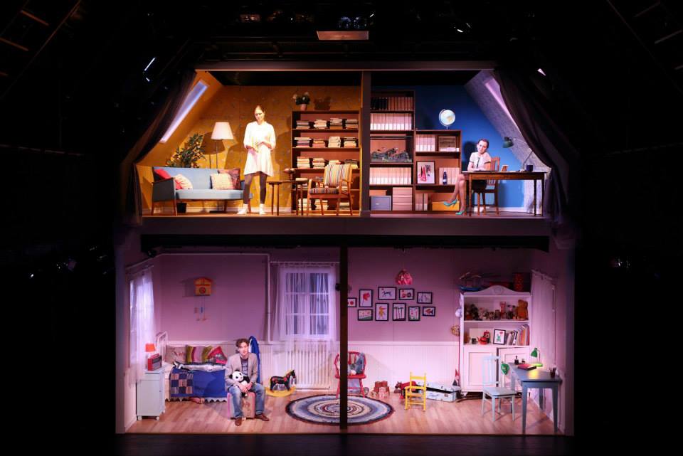 Skats no režisores Mari Līsas Lillas izrādes “Slimību dzenim” (