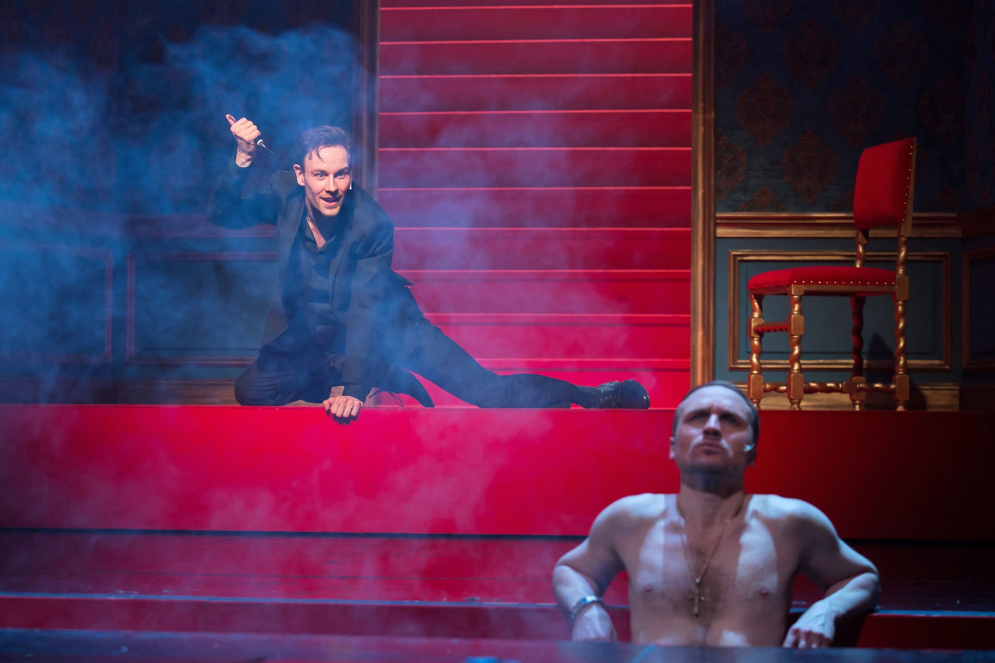 Maksims Busels – Hamlets, Aleksandrs Maļikovs – Klavdins M. Čehova Rīgas Krievu teātra izrādē 