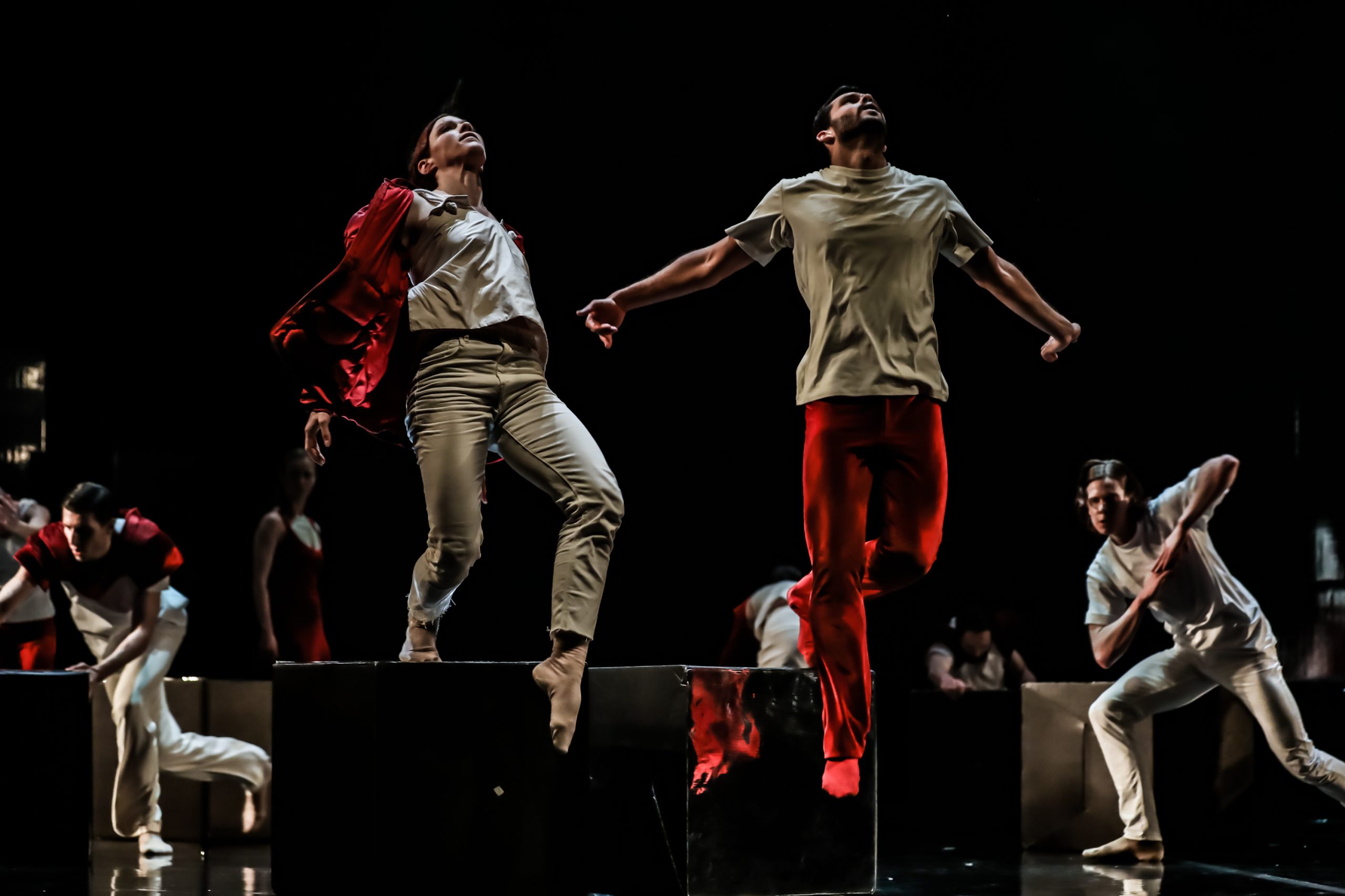 Skats no Ivana Zajca Horvātijas Nacionālā teātra baleta trupas izrādes “Varonis ir noguris” (horeogr. Džuzupe Spota) // Foto – Fannija Tuteka Hajnala