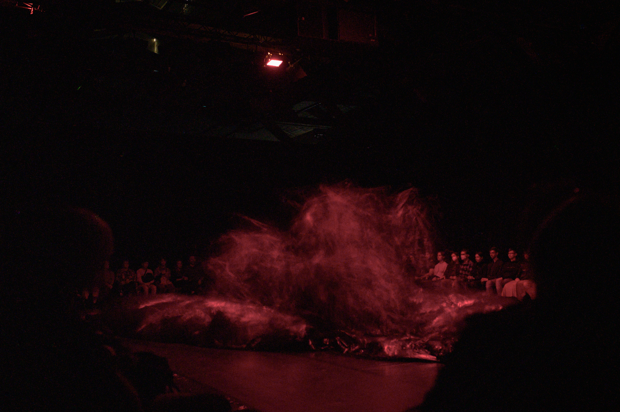 Skats no izrādes “Zibdeja