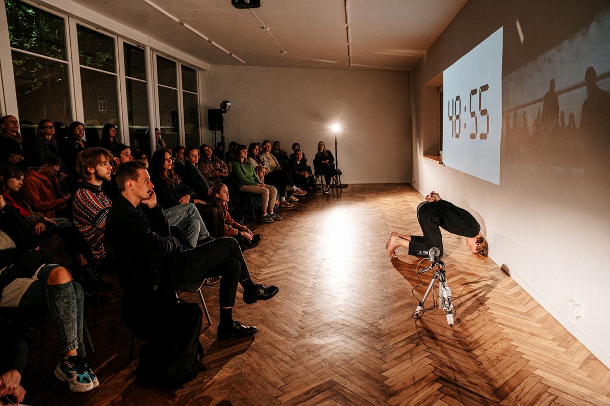 Skats no izrādes “375 0908 2334 Ķermenis, kuram jūs zvanāt, pašlaik nav pieejams” // Foto – Aivars Ivbulis