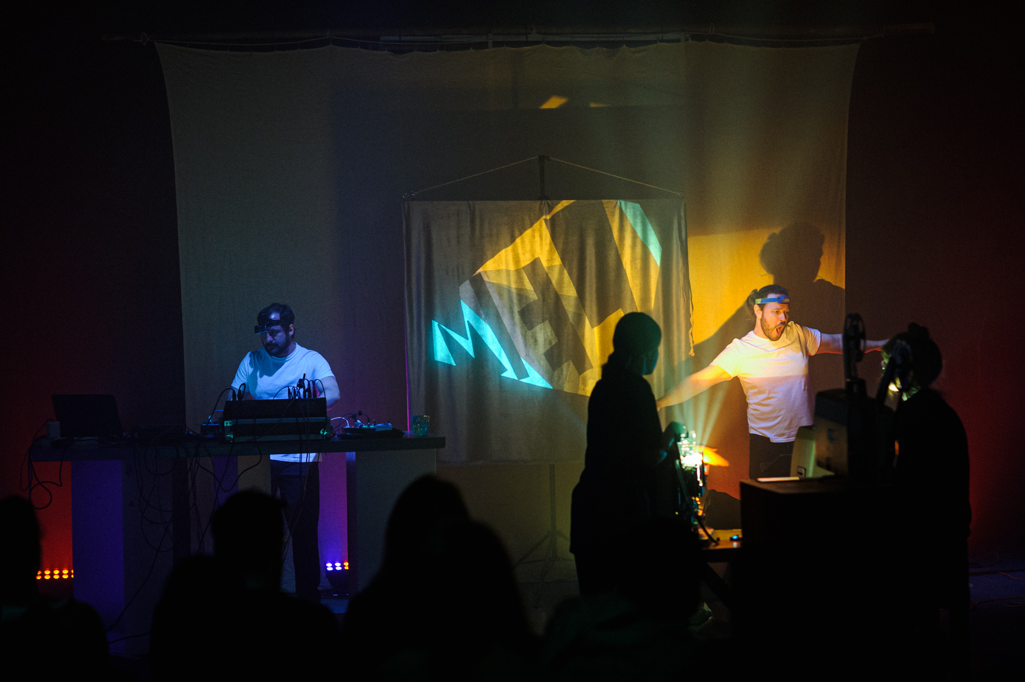 Skats no izrādes “Savādi cilvēki stāv ļoti savādi” // Foto – Ingus Bajārs