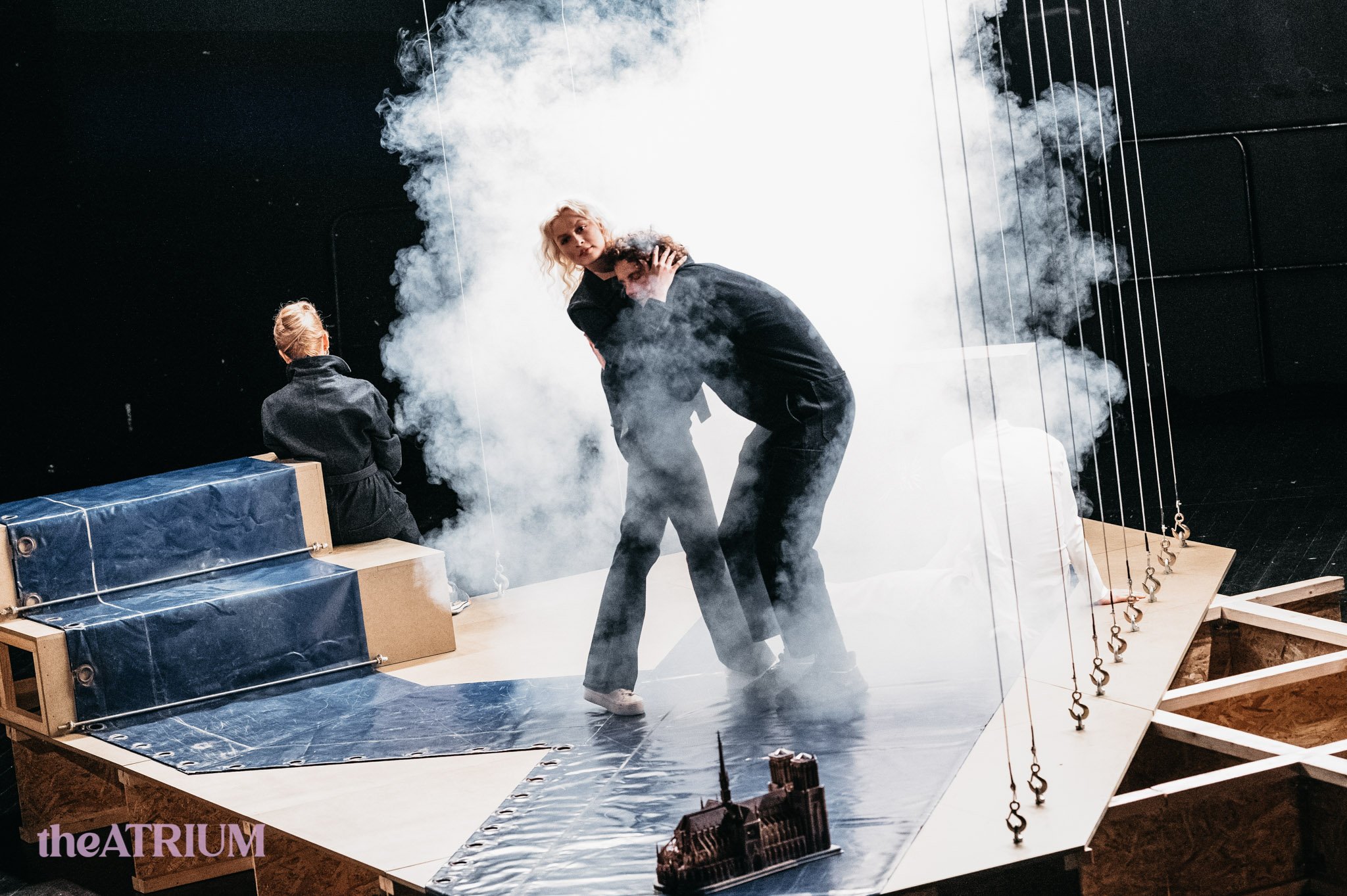 Skats no Kauņas pilsētas kamerteātra izrādes “Iekšas” (rež. Nauberts Jasinsks) // Foto – Domas Rimeika