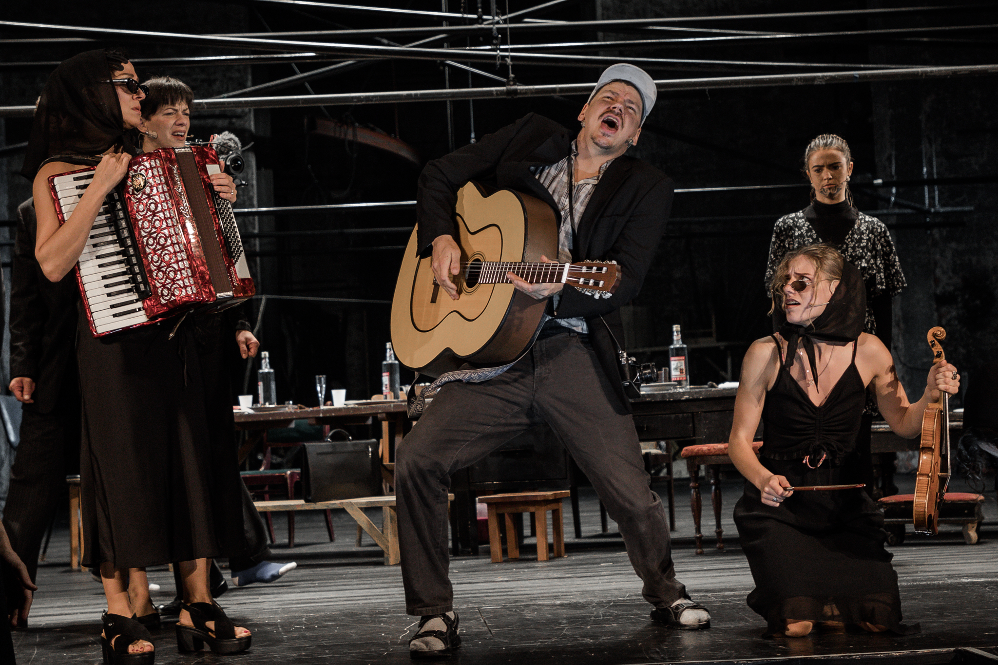 Skats no izrādes “Igauņu bēres 1999” (2022, rež. Regnārs Vaivars) // Foto – Justīne Grinberga