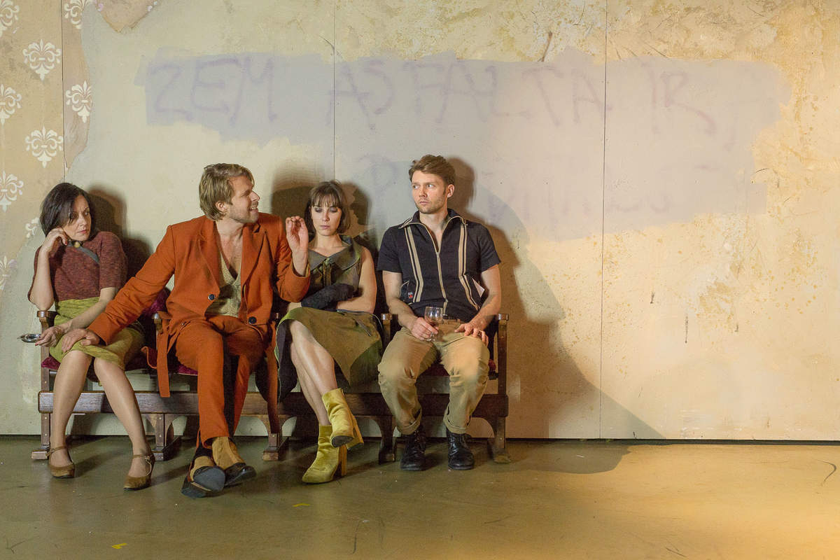 Māte – Vita Vārpiņa, Teo – Artūrs Dīcis, Izabella – Anta Aizupe, Metjū – Mārtiņš Upenieks // Foto – Jānis Deinats